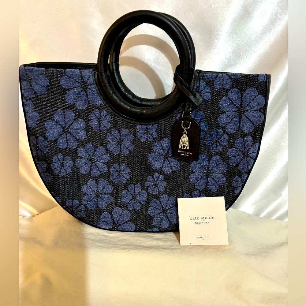 New w/o tag Kate Spade black w/ blue flowers circular purse. Two inside pockets